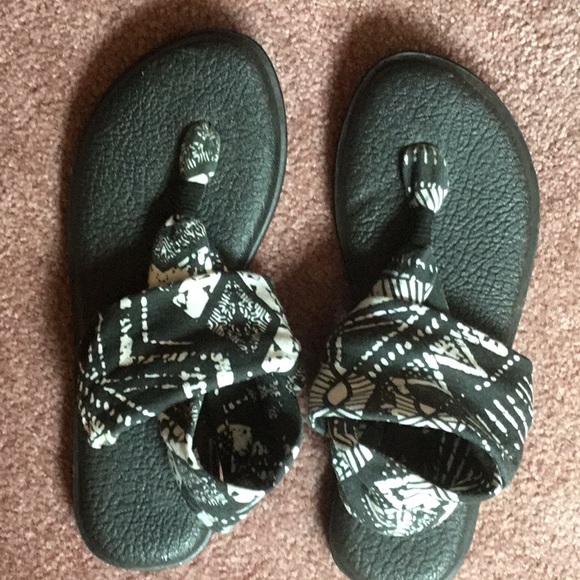 Sanuk’s Shoes - Sanuk black sandals like new